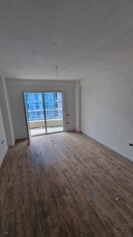 Tirane, jepet me qera apartament 1+1+Ballkon Kati 4, 61 m² 500 € (Komune parisi prane Kika 2)