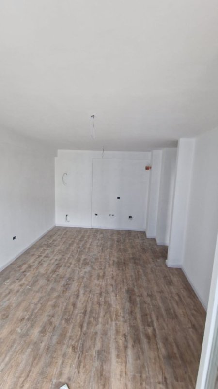Tirane, jepet me qera apartament 1+1+Ballkon Kati 4, 61 m² 500 € (Komune parisi prane Kika 2)