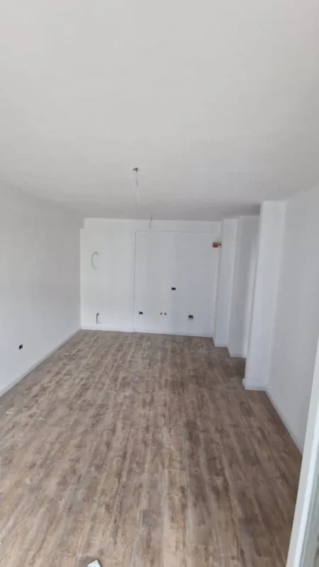Tirane, jepet me qera apartament 1+1+Ballkon Kati 4, 61 m² 500 € (Komune parisi prane Kika 2)