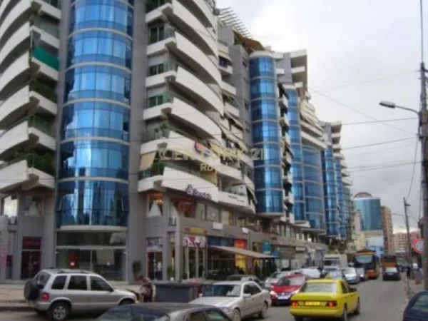 Tirane, shitet dyqan Kati 2, 30 m² 75.000 € (Rruga e Dibres)