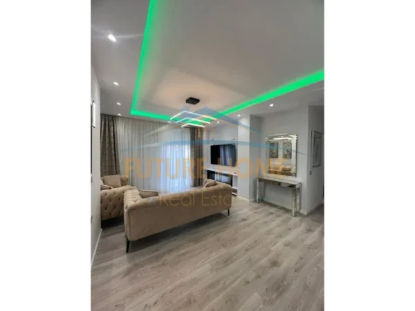 Tirane, jepet me qera apartament 2+1 Kati 4, 102 m² 1.000 € (RRUGA E BARRIKADAVE)