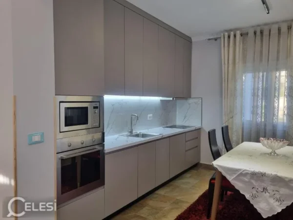 Tirane, jepet me qera apartament 2+1+Ballkon Kati 3, 105 m² 600 € (3 VLLEZERIT KONDI)