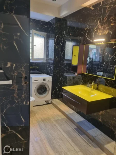 Tirane, jepet me qera apartament 2+1+Ballkon Kati 3, 105 m² 600 € (3 VLLEZERIT KONDI)