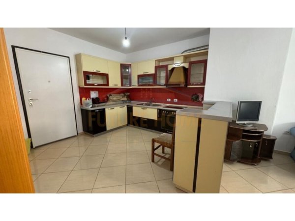 Tirane, jepet me qera apartament 1+1+Ballkon Kati 2, 70 m² 300 € (fresk)