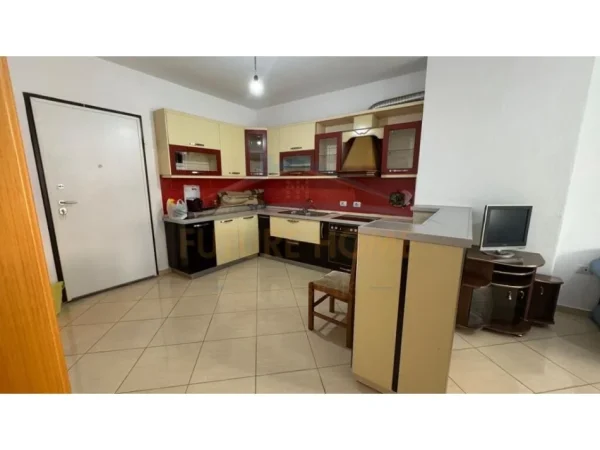 Tirane, jepet me qera apartament 1+1+Ballkon Kati 2, 70 m² 300 € (fresk)