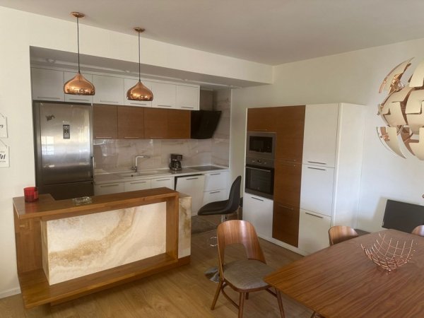 Tirane, jepet me qera apartament 3+1+Ballkon Kati 9, 166 m² 1.100 € (RRUGA E DIBRES)