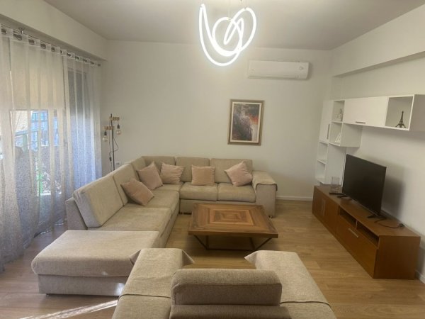 Tirane, jepet me qera apartament 3+1+Ballkon Kati 9, 166 m² 1.100 € (RRUGA E DIBRES)