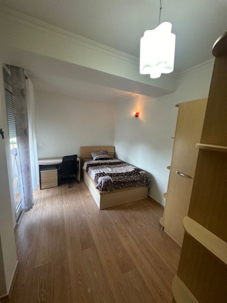Tirane, jepet me qera apartament 3+1+Ballkon Kati 9, 166 m² 1.100 € (RRUGA E DIBRES)
