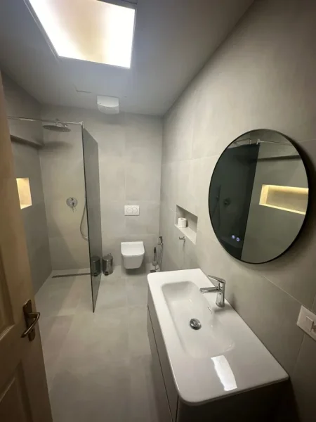 Tirane, jepet me qera apartament 3+1+Ballkon Kati 9, 166 m² 1.100 € (RRUGA E DIBRES)