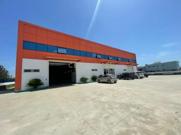 Tirane, jepet me qera magazine , 3.800 m² 7.600 € (Autostrada Durres - Tirane)