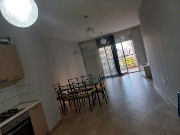 Tirane, jepet me qera apartament 2+1+Aneks+Ballkon Kati 2, 110 m² 450 € (nenkalimi i kodres se diellit)