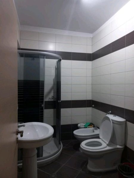 Tirane, jepet me qera apartament 2+1+Aneks+Ballkon Kati 2, 110 m² 450 € (nenkalimi i kodres se diellit)