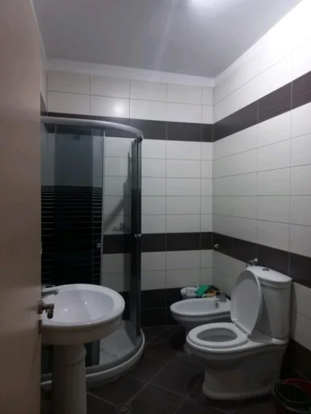 Tirane, jepet me qera apartament 2+1+Aneks+Ballkon Kati 2, 110 m² 450 € (nenkalimi i kodres se diellit)