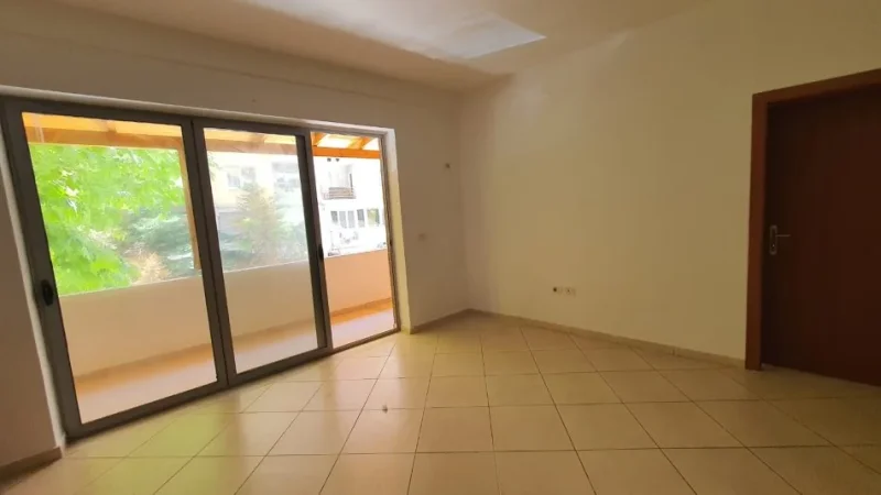 Tirane, jepet me qera zyre Kati 1, 70 m² 350 € (Astir)