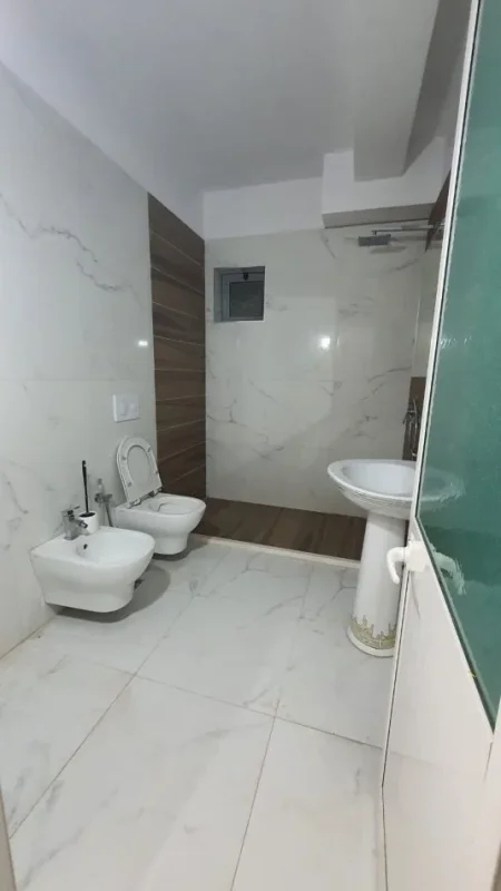 Tirane, jepet me qera zyre Kati 1, 70 m² 350 € (Astir)