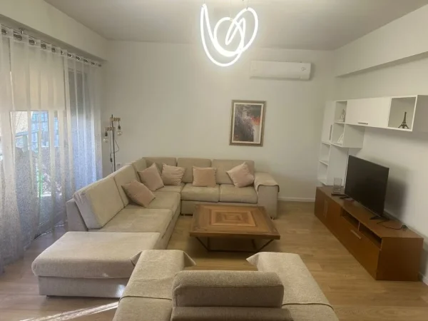 Tirane, jepet me qera apartament 3+1 Kati 9, 166 m² 1.100 € (Rruga e Dibres)