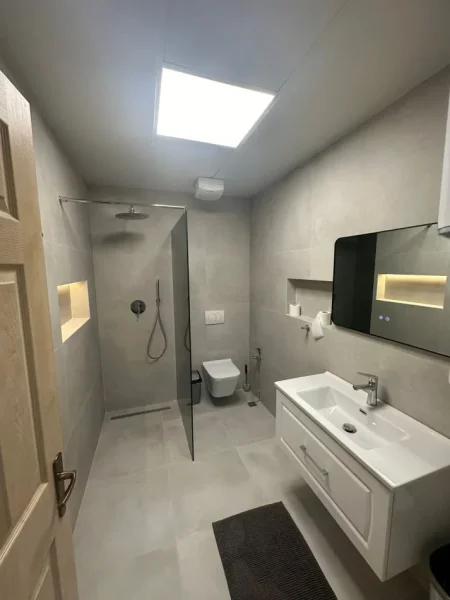Tirane, jepet me qera apartament 3+1 Kati 9, 166 m² 1.100 € (Rruga e Dibres)