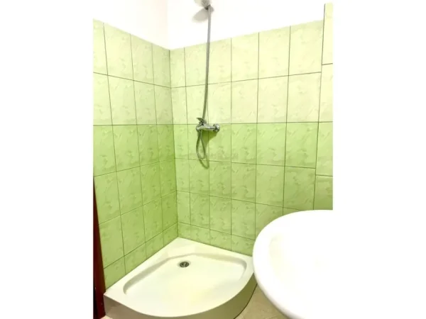 Tirane, jepet me qera apartament 1+1 Kati 4, 45 m² 530 € (Komuna e Parisit, Tiranë)