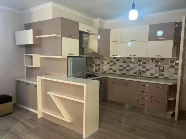 Tirane, jepet me qera apartament 2+1+Ballkon Kati 7, 85 m² 450 € (Astir , prane bohem bar)