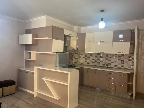 Tirane, jepet me qera apartament 2+1+Ballkon Kati 7, 85 m² 450 € (Astir , prane bohem bar)