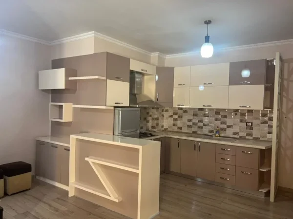 Tirane, jepet me qera apartament 2+1+Ballkon Kati 7, 85 m² 450 € (Astir , prane bohem bar)