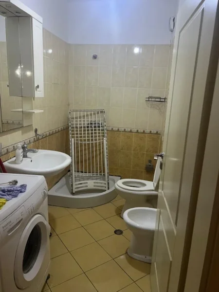 Tirane, jepet me qera apartament 2+1+Ballkon Kati 7, 85 m² 450 € (Astir , prane bohem bar)