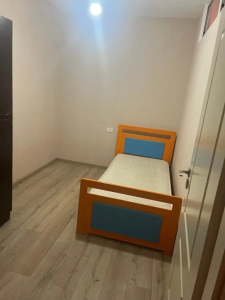 Tirane, jepet me qera apartament 2+1+Ballkon Kati 7, 85 m² 450 € (Astir , prane bohem bar)