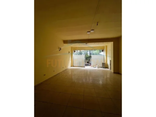 Tirane, jepet me qera ambjent biznesi Kati 0, 70 m² 350 € (Sotir Caci)