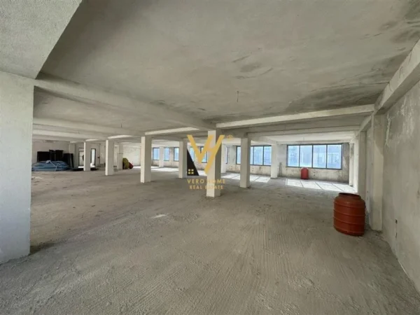 Tirane, jepet me qera ambjent biznesi Kati 3, 450 m² 1.000 € (PRANE DELIJORGJIT)