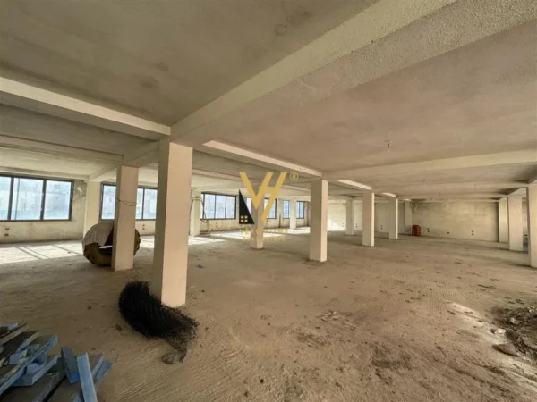 Tirane, jepet me qera ambjent biznesi Kati 3, 450 m² 1.000 € (PRANE DELIJORGJIT)
