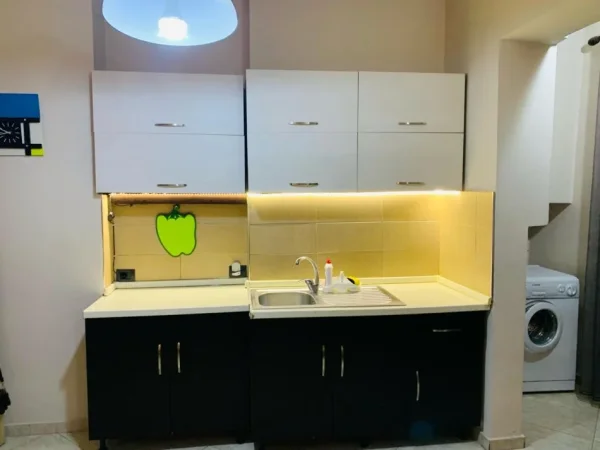Tirane, jepet me qera apartament 1+1+Ballkon Kati 4, 74 m² 550 € (Rruga e kavajes , perballe kishes katolike)