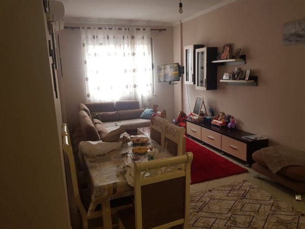 Tirane, jepet me qera apartament 2+1 Kati 4, 90 m² 400 € (misto mame)