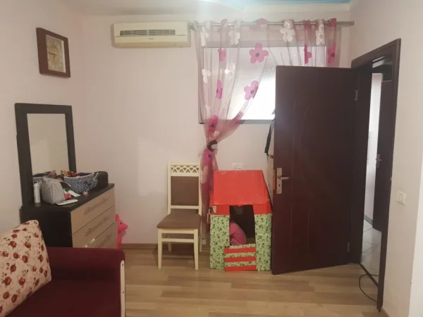 Tirane, jepet me qera apartament 2+1 Kati 4, 90 m² 400 € (misto mame)