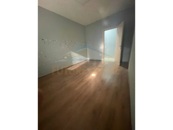 Tirane, jepet me qera ambjent biznesi Kati 3, 101 m² 400 € (Kinostudio)