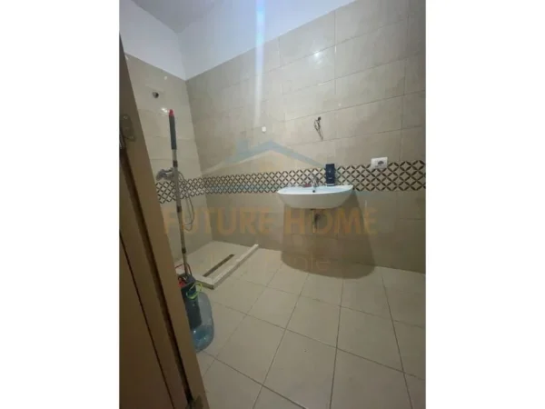 Tirane, jepet me qera ambjent biznesi Kati 3, 101 m² 400 € (Kinostudio)