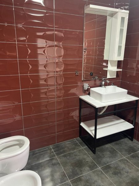 Tirane, jepet me qera apartament 2+1+Ballkon Kati 2, 70 m² 450 € (Rruga e dibres , prane tower bridge)