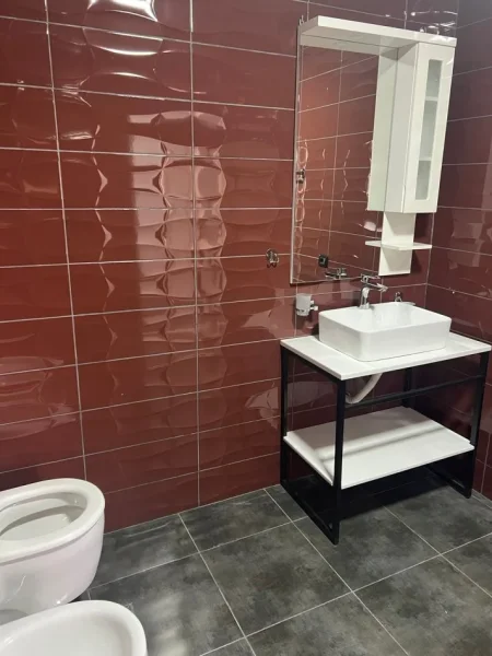 Tirane, jepet me qera apartament 2+1+Ballkon Kati 2, 70 m² 450 € (Rruga e dibres , prane tower bridge)