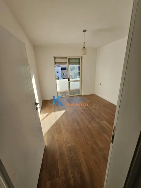 Tirane, jepet me qera zyre Kati 5, 80 m² 400 € (buze rruge te Muhamet Gjollesha)