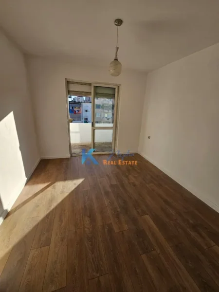 Tirane, jepet me qera zyre Kati 5, 80 m² 400 € (buze rruge te Muhamet Gjollesha)