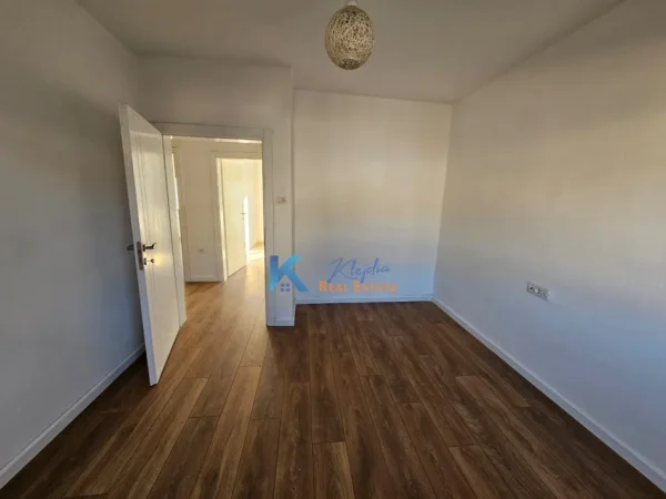 Tirane, jepet me qera zyre Kati 5, 80 m² 400 € (buze rruge te Muhamet Gjollesha)