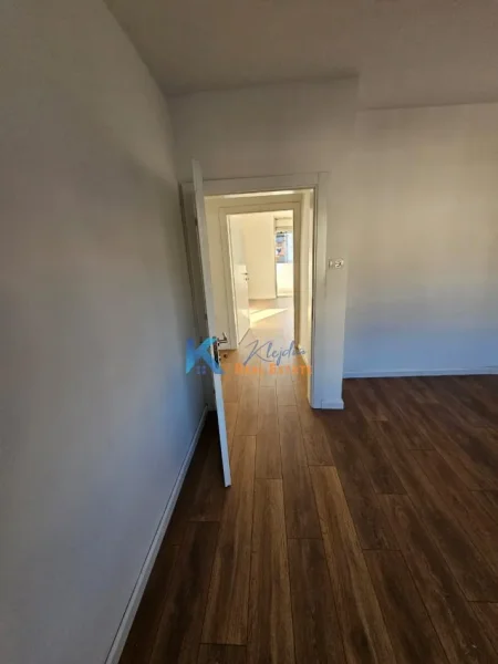 Tirane, jepet me qera zyre Kati 5, 80 m² 400 € (buze rruge te Muhamet Gjollesha)