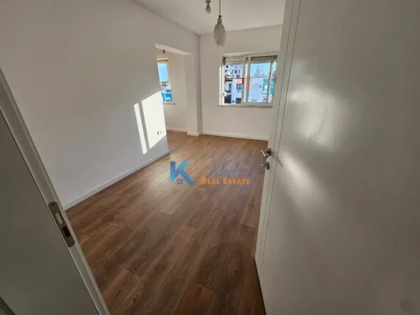 Tirane, jepet me qera zyre Kati 5, 80 m² 400 € (buze rruge te Muhamet Gjollesha)