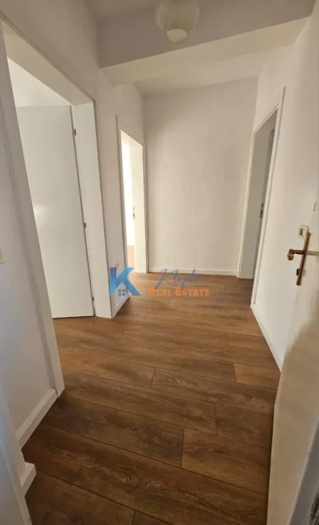 Tirane, jepet me qera zyre Kati 5, 80 m² 400 € (buze rruge te Muhamet Gjollesha)