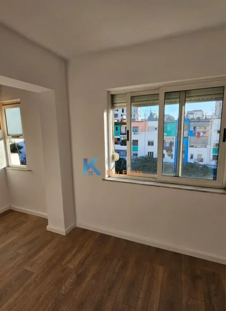 Tirane, jepet me qera zyre Kati 5, 80 m² 400 € (buze rruge te Muhamet Gjollesha)