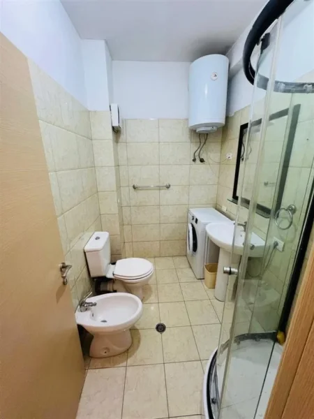 Tirane, jepet me qera apartament 1+1+Ballkon Kati 4, 450 € (Astir prane eja studio)