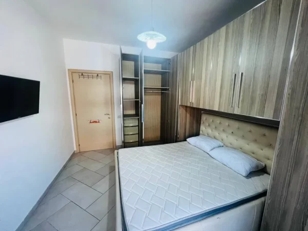 Tirane, jepet me qera apartament 1+1+Ballkon Kati 4, 450 € (Astir prane eja studio)