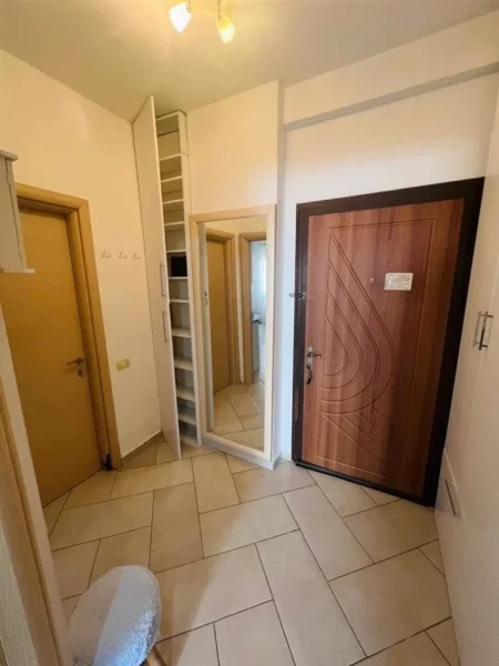 Tirane, jepet me qera apartament 1+1+Ballkon Kati 4, 450 € (Astir prane eja studio)