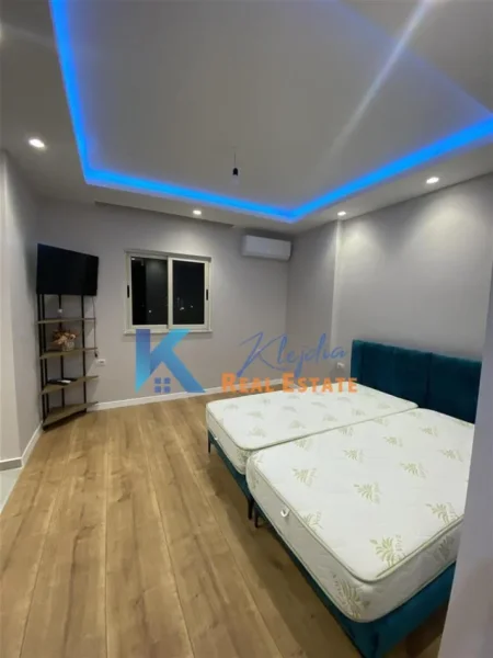 Tirane, jepet me qera garsonier Kati 9, 30 m² (Fusha e Aviacionit)