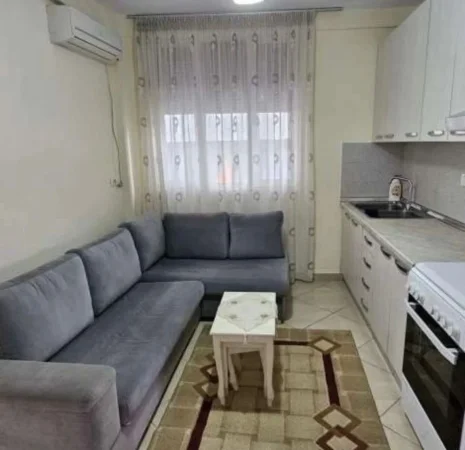 Tirane, jepet me qera apartament 1+1+Ballkon Kati 3, 50 m² 400 € (21 dhjetori prane ambulances)