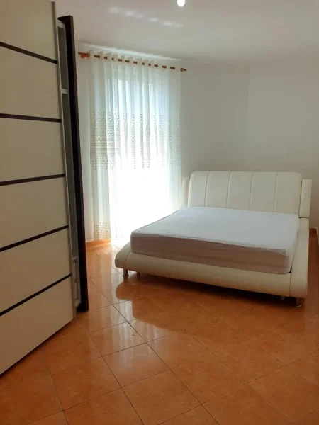 Tirane, jepet me qera apartament 2+1+Ballkon Kati 4, 100 m² 400 € (Yzberisht)